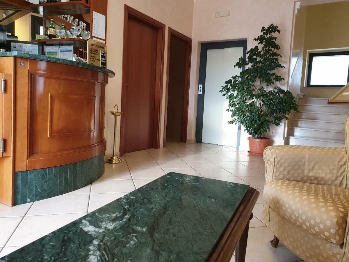 Hotel Margherita ซานโจวานนี โรตอนโด ภายนอก รูปภาพ
